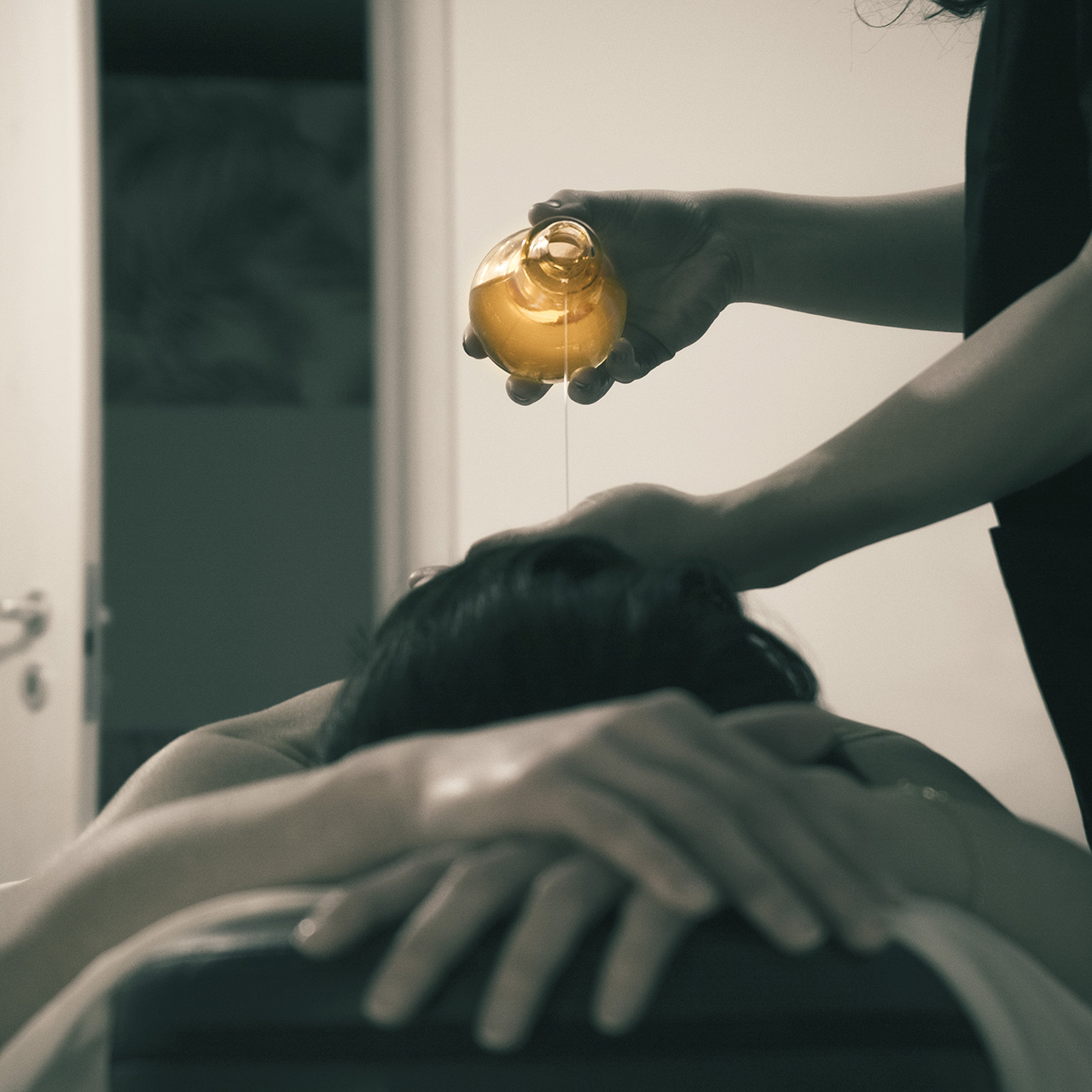 foto di un massaggio ayurvedico